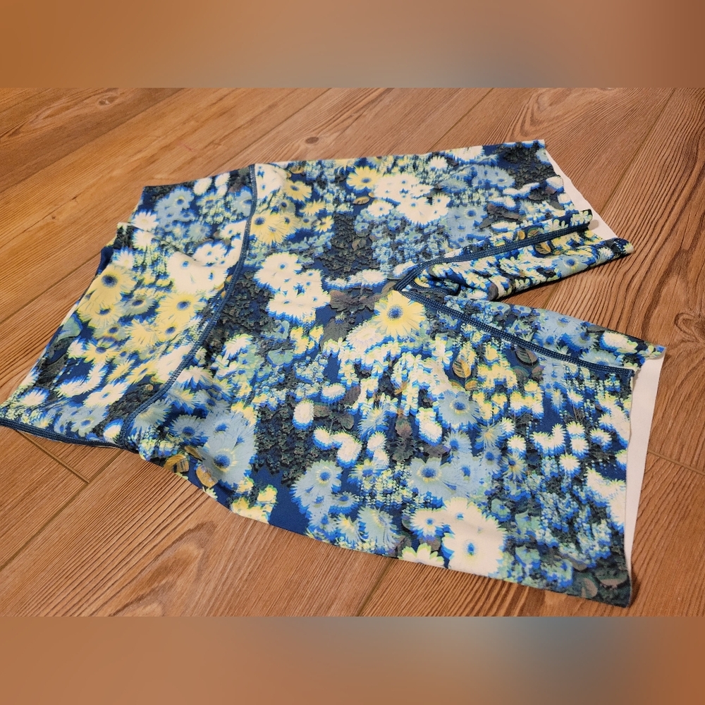 Aerie Offline Goals 3D 7" Bike Short Blue Floral Pattern Path Size Medium - Picture 2 of 5